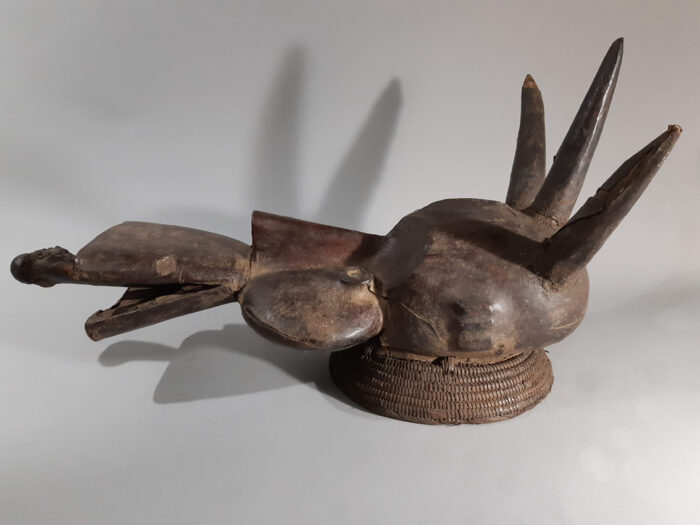 Cimier zoomorphe Ekoï à trois cornes – Nigeria