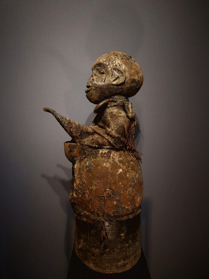 Grande statuette vaudou bocio à corne et amulettes – Bénin