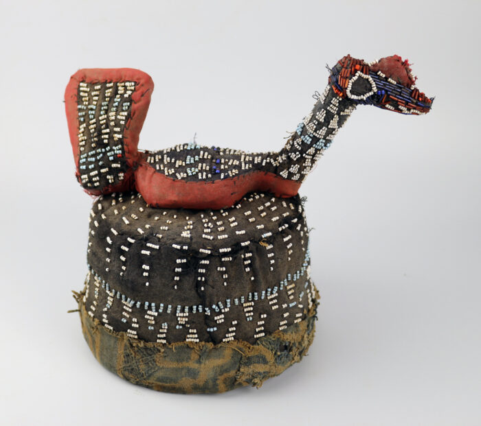 Coiffe perlée à motif animal, Bamiléké – Cameroun