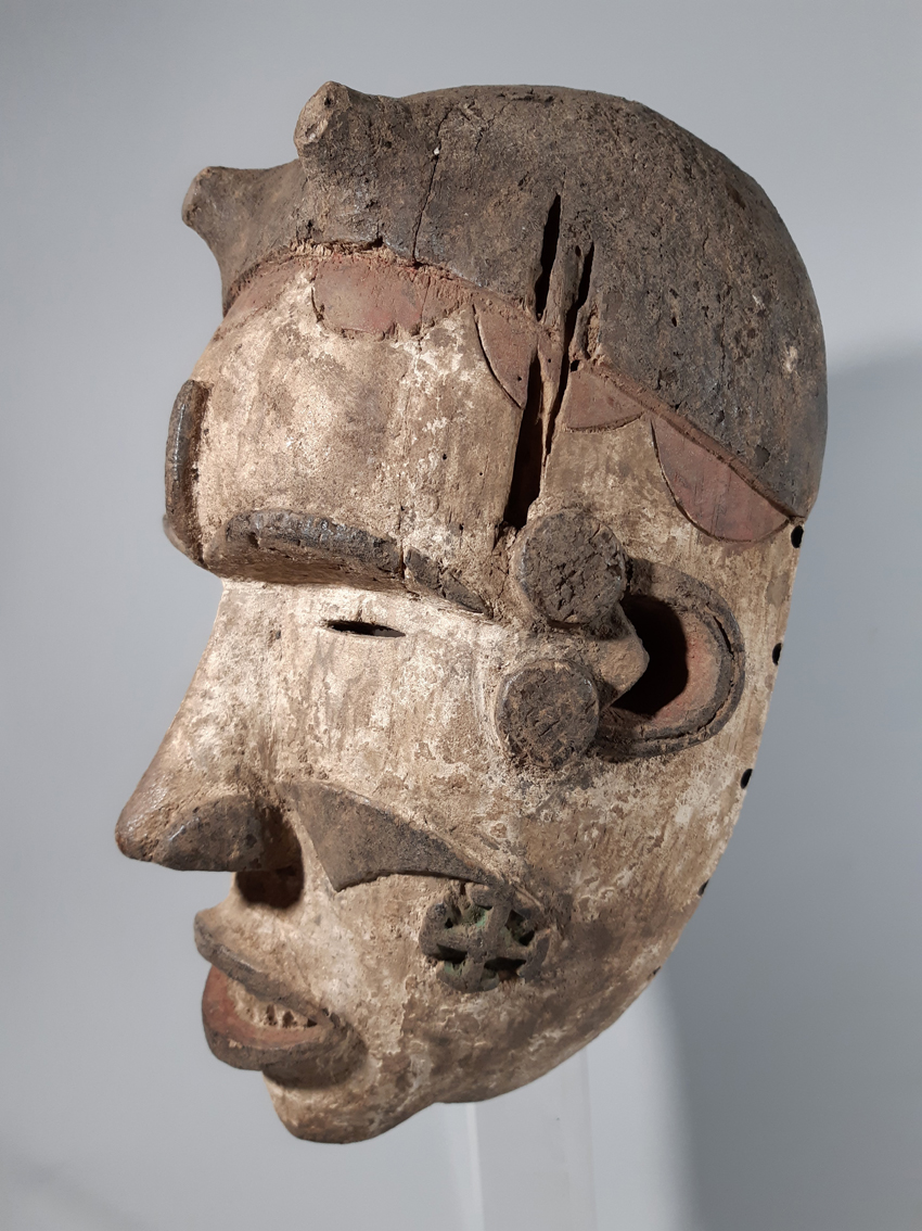 Masque blanc Igbo à traits en relief – Nigeria Masque blanc Igbo à traits en relief – Nigeria