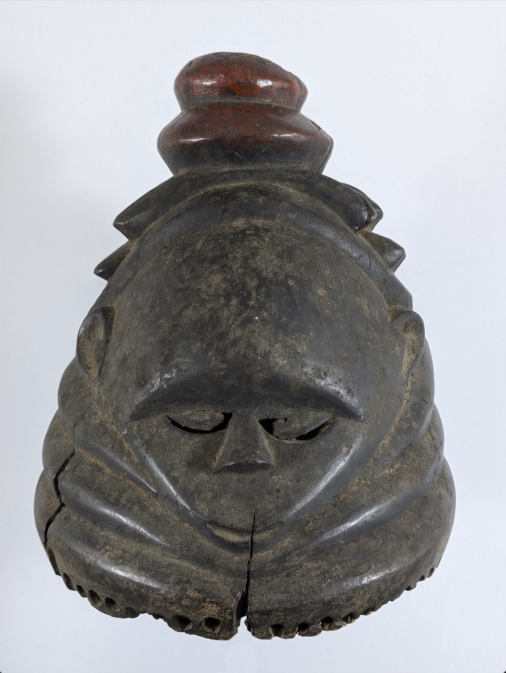 Masque heaume sowei Mendé – Sierra Leone Masque heaume sowei Mendé – Sierra Leone